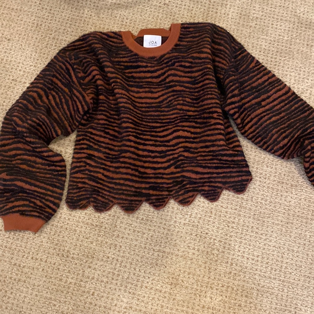 JOA tiger stripe scalloped cropped sweater